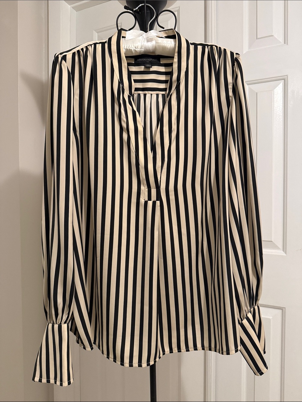 Banana Republic Black & Ivory Striped Volume Sleeve Large Career Quiet Luxury